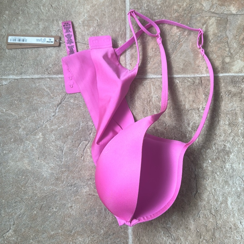 NWT. Skims ultimate push up plunge bra.